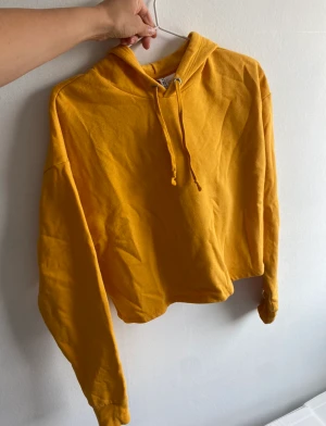 Gul Hoodie - Bra i storleken men kort vid magen