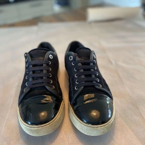 Lanvin skor 41-42 - Säljer nu mina sjukt fina lanvinskor som kommer inte till mycket användning ännu längre. Storleken är 41 men passar även 42, kontakt mig för fler frågor och bilder!! Priset kan ändras