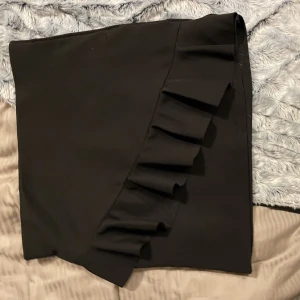 Volang kjol - Fin helt ny volang kjol som tyvärr inte passa mig