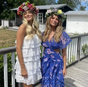 Zara Klänning  - Säljer denna supersöta klänning ifrån Zara som är köpt här på plick då jag inte riktigt tyckte att den passade mig!🤍🤍💞💞 Bilder från förra ägaren!