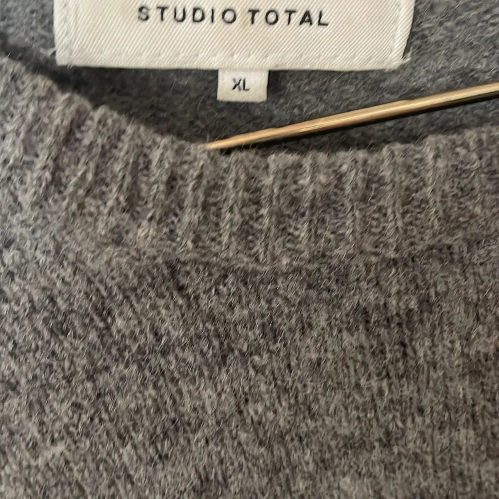 Grå jättevarm stockad tröja från studio total, i stolek xl men passar mig perfekt som har S. Den sticks inte. Skriv vid intresse eller bild❤️. Stickat.