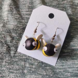 Bee earrings with googly eyes in polymer clay, made by me☺️