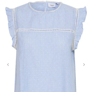 Blus - Säljer denna söta topp i strlk M då den inte kommer till användning längre. Väl använd och är i bra skick💕