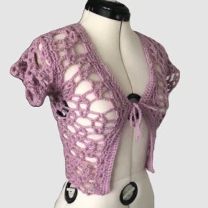 Rosa kofta - Handgjord, virkad, kortärmad kofta. Den har knytning i fram och passar perfekt över ett enkelt linne till alla tillfällen. Hör av dig vid frågor och tryck gärna på köp nu! 💗😊    Kan göras i fler färger/storlekar, skicka en chatt vid intresse! 