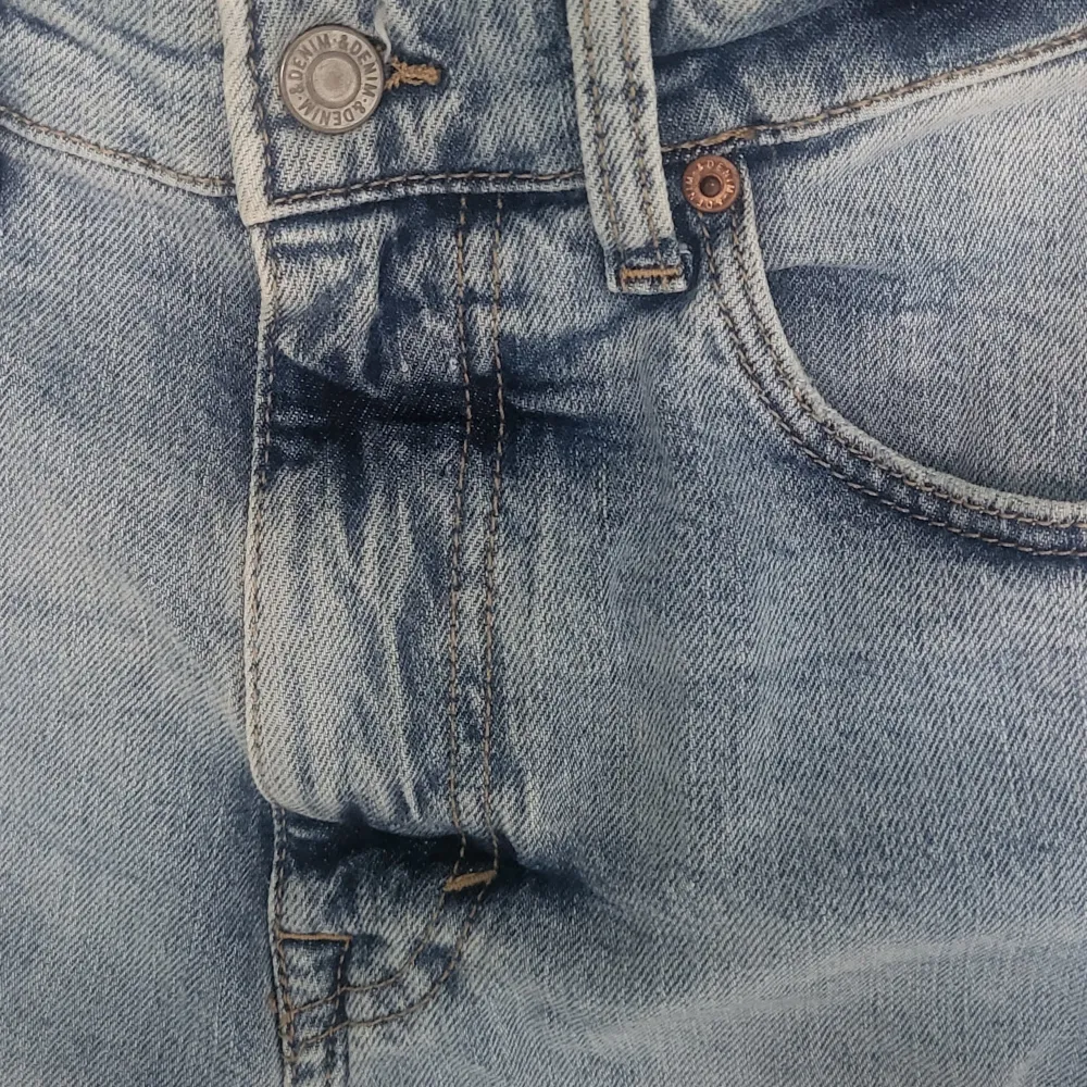 Blå jeansshorts i mom-modell. Sliten look, mycket bra skick, normal storlek . Shorts.