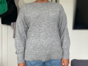 Stickad tröja - Knappt använd, hur snygg som helst till hösten! Passar både S och M