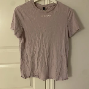 Lila T-shirt  - Lila T-shirt i bra skick. Storlek S💓