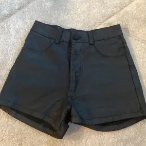 Svarta shorts i storlek L men  passar som XS högmidjade