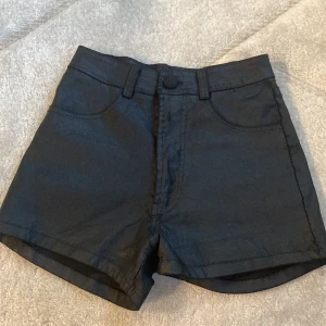 Shorts  - Svarta shorts i storlek L men  passar som XS högmidjade