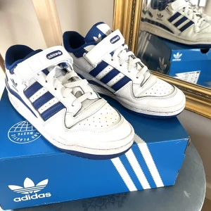 Forum Low Adidas - Säljer mina Forum Low Blue pga flytt. De är i storlek 38,5. Passar mig perfekt som både har 38 och 39 i skor🤍 De är använda fåtal gånger och ser ut som nya, extremt bekväma och snygga! Pris kan diskuteras vid snabb affär⚡️(säljs i orginalkartong)