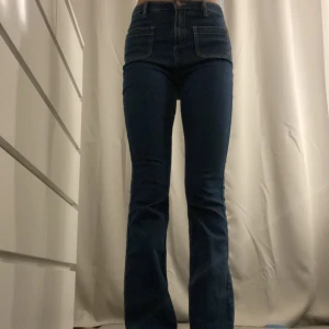 Mörkblå jeans - Mörkblå jeans, högmidjade med fickor där fram och där bak! Jag är 170cm lång och dom är 1 cm från marken på mig. Pris kan diskuteras. Stretchiga 