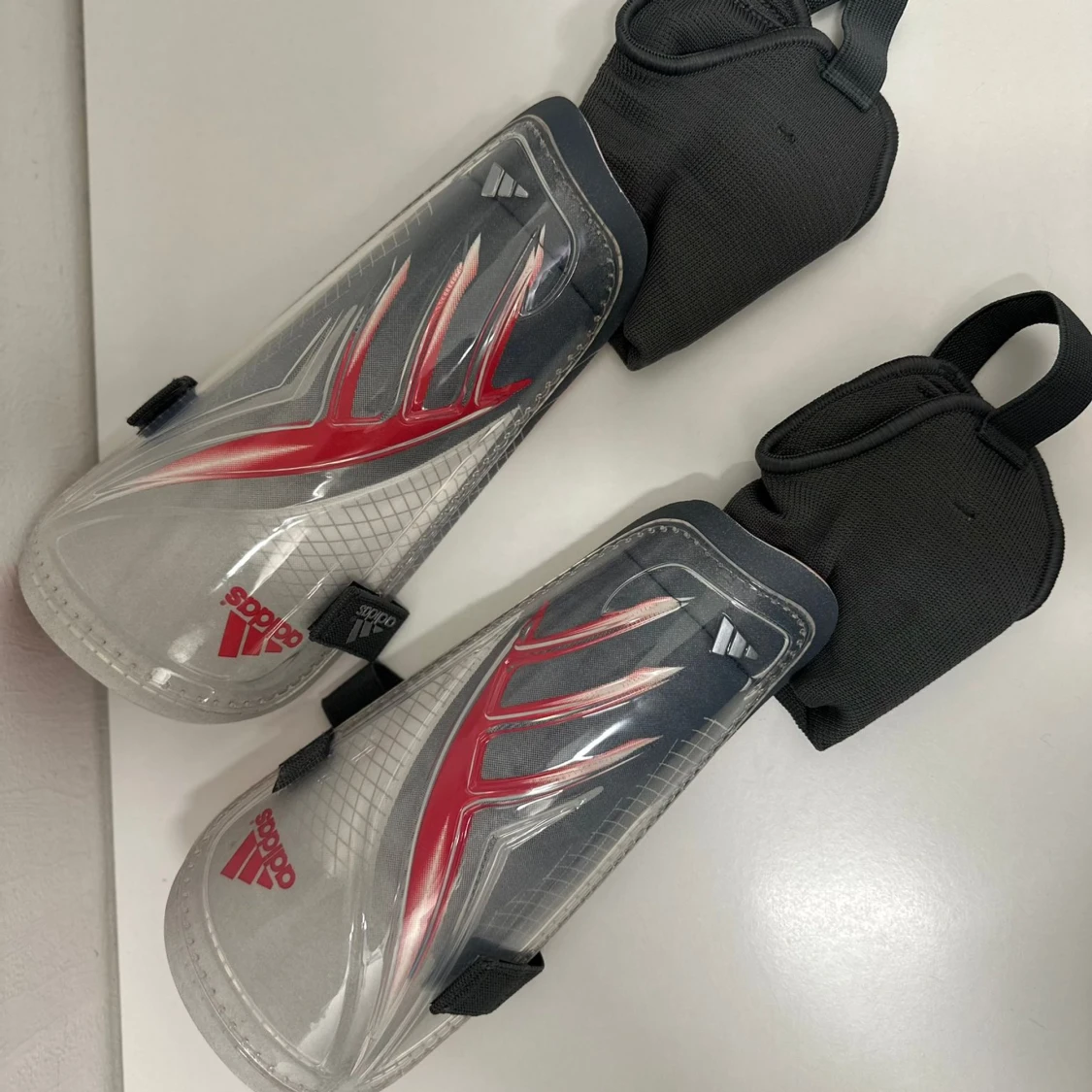 Adidas benskydd  - 91