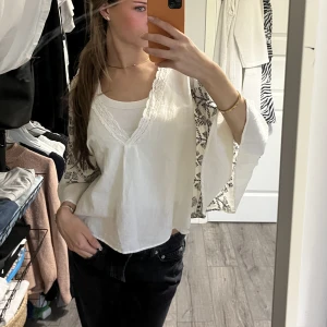 Blus från zara  - Blus från zara ledig använd lappen sitter kvar 