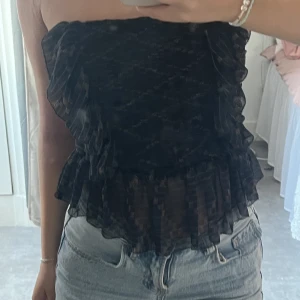 Isabel marant topp med volang - Topp från isabel marant! 100% silke. Går att ha med och utan axelband