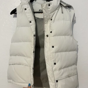 Everest väst 36/S/M  - Fick den av min låtsas mamma, fint skick! Den är väldigt varm och snygg när man åker skidor 🌸 