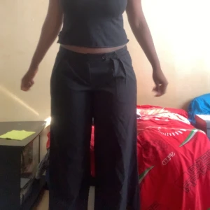 Kostym byxor  - Säljer dessa lågmidjade kostymbyxor som är för tajta på mig skulle häller vilja ha dem lite baggy. Dem är lite använda men de va länge sen. Jag kör byten. 