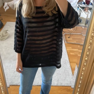 Najs tröja - Super najs genomskinlig tröja. Skulle säga att den passar fler storlekar än l då jag är en xs/s. Perfekt till fest! Skriv om ni har frågor❤️❤️