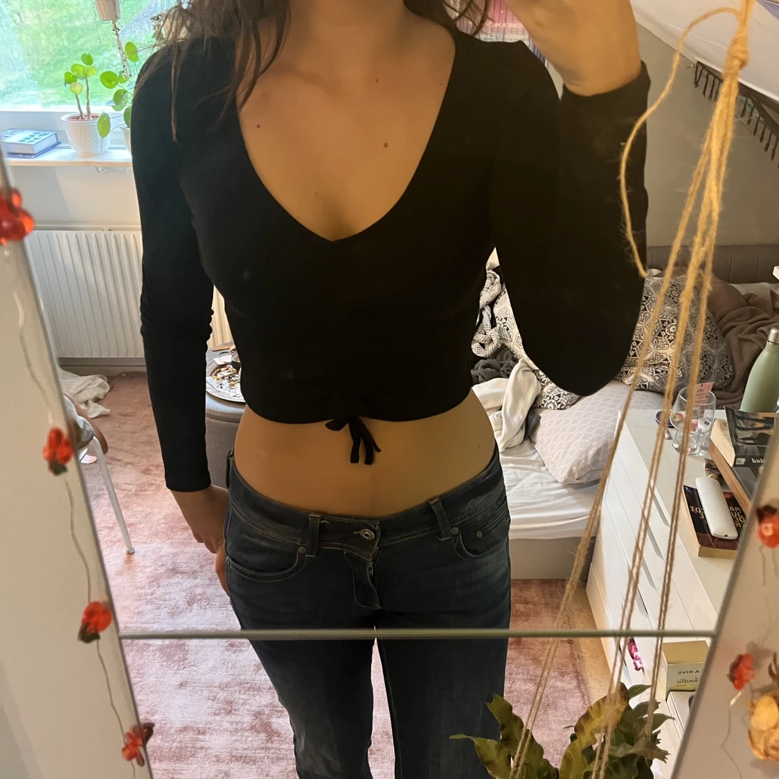 Svart v-ringad topp med knytning  - 90