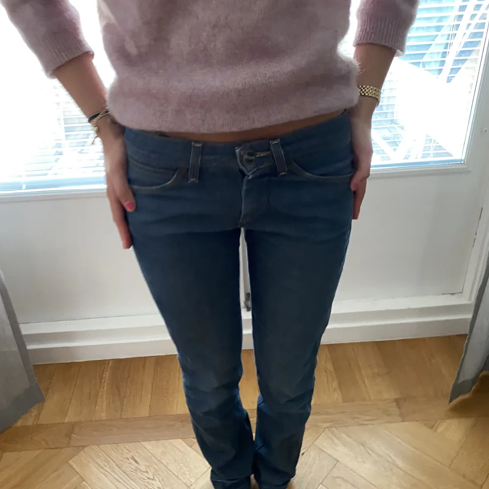 Jättesnygga mörkblå jeans från Wrangler med stjärnor på båda fickorna (skriv för fler bilder)💓💓. Jeans & Byxor.
