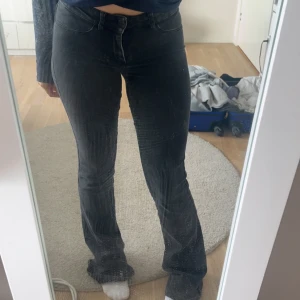 Svarta jeans - Säljer ett par lågmidjade slim bootcut jeans ifrån märket Envi, i storlek S (passar 34 å 36). Är för långa på mig som är 157💗