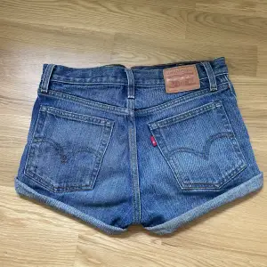 Levis jeans shorts Wedgie Fit. Storlek 26 (typ xs-s). Snygg mellan blå färg. Shortsen är i princip nyskick. 💗💗💗