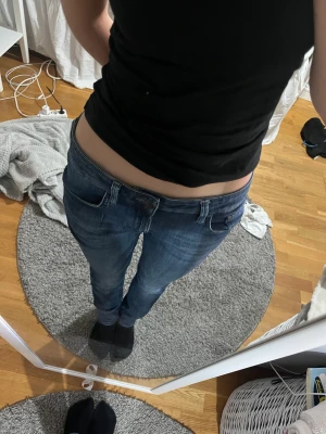 Blå jeans, hm - Jeans i mjukt material som är aningen urtvättade vid knäna. Har fina detaljer på bakfickorna, men några kristaller har åkt av(ses på bilden), dock så märks det inte om man inte kollar nära. Strl 29 i midjan och tillräckligt långa för mig som är 170
