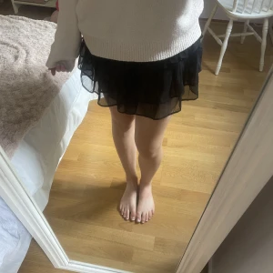 Svart minikjol  - Så söt kjol från gina! Endast använd en gång💗Säjer då jag har oändligt många liknande kjolar. 