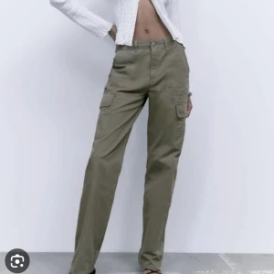  Gröna cargo pants zara - Säljer dessa gröna cargo pants från zara, endast använda en gång då jag inte kände att det var min stil. Det är en 32 men passar mig som Är en 34