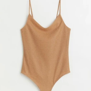 Bodysuit - Guldglittrande string bodysuit från Hm. Helt oanvänd prislappen kvar.