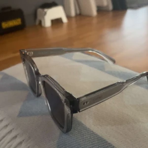 04 gråa chimis - 04 chimis. Fodralet till glasögonen saknar. Ska skick. 