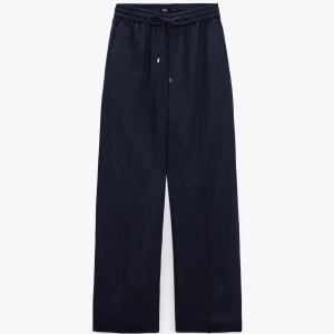Zara linnebyxor  - Ett bar marinblå/mörkblå linne byxor från zara som är oanvända lappen finns kvar. Kostade orginellt 379kr. Jag säljer då dom inte kommer till användning 💕Pris kan diskuteras lite och det är bara att fråga om du har frågor💕💕