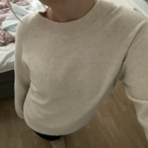Stickad tröja  - Beige stickad tröja från vero Moda, storlek m. Fint skick endast använd ett fåtal gånger💕💖
