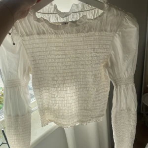 Vit blus - Jag säljer denna superfina blusen från NAKD. Hör av er vid frågor💕