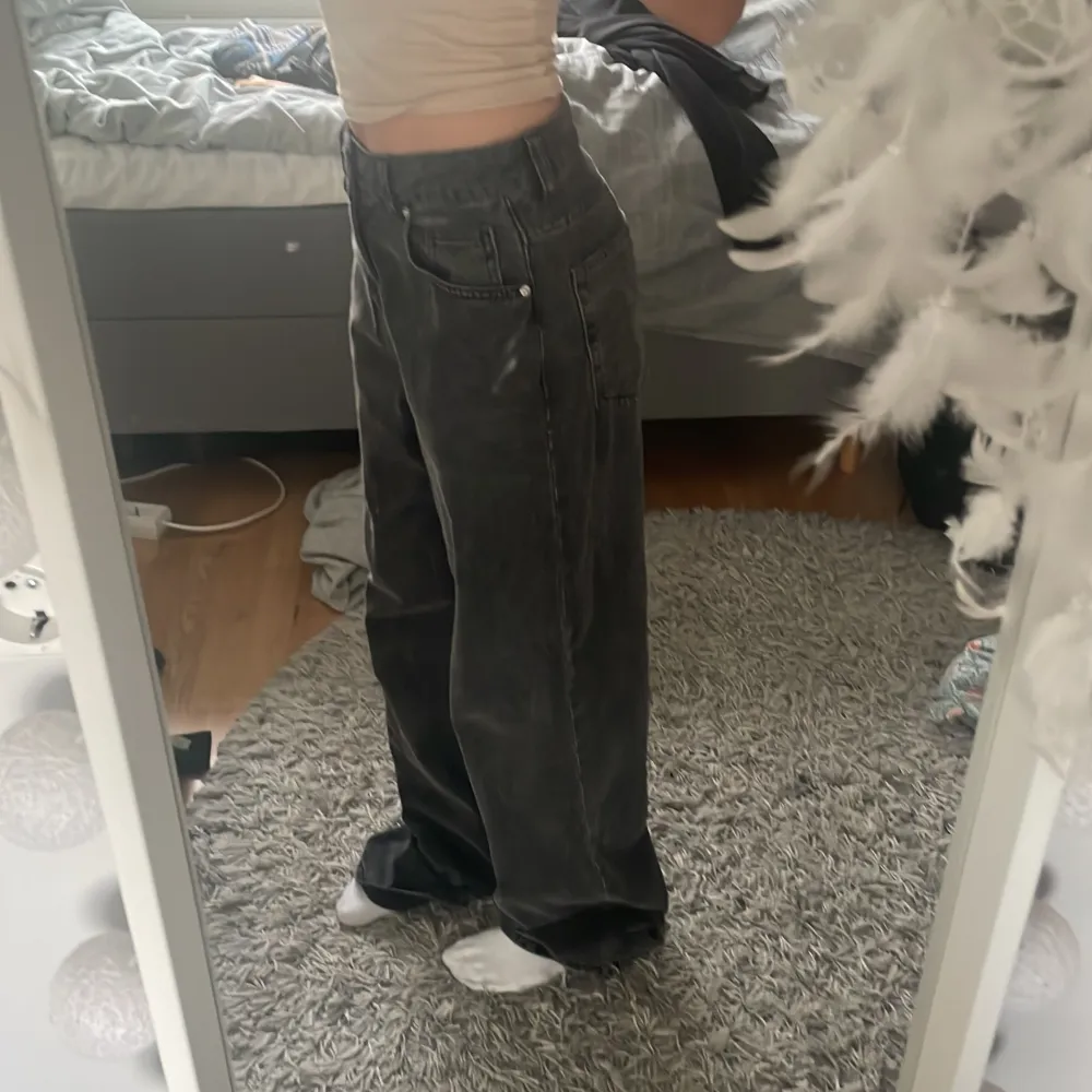 Säljer dessa svarta Baggy jeans eftersom att d inte används längre. D är lite långa på mig och jag är 160. Jeans & Byxor.