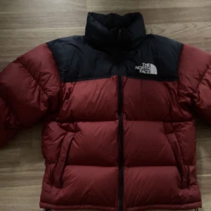 The North face jacka - Hej, säljer en herr the north face dunjacka i färgen ”tegel”  i storlek small.  Min kille köpte jackan förra vintern, men tyckte den var för liten, därför är inte jackan använd mycket alls och nu försöker jag sälja den. Nypris är 3900, mitt pris 3000