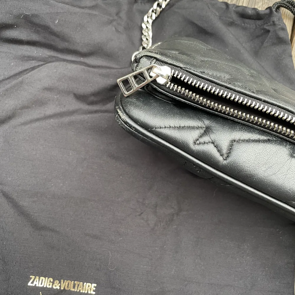 Säljer nu min älskade Zadig väska då den inte kommer till användning längre💕Den har lite ”repor” (se på sista bilden) men överlag är den i super fint skick.  Nypriset 3800kr . Väskor.