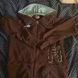 Brun zip up - Är i jätte bra skick💕 passar inte riktigt mig runt midjan som jag skulle önska så därav säljer jag den, har handduksmaterial på insidan och har turkosa detaljer.