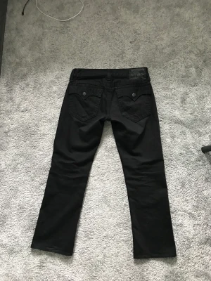 True religion jeans  - Sköna jeans som går över skorna. De är i bra skick och har inga fel alls. Skriv vid frågor eller fler bilder. Pris kan diskuteras 