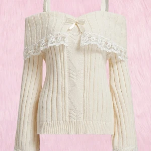 beige off shoulder tröja 🪽 - super fin beige tröja som jag köpte för några månader sedan, har aldrig haft på mig den eftersom den är för liten för mig. fin spets på tröjan och en liten rosett på framsidan 🤍