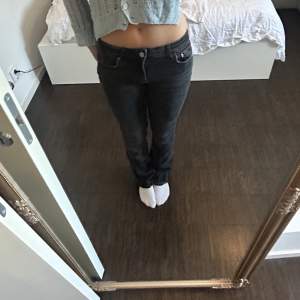 Jätte fina midwaist jeans bootcut från zara💗 Nyskcik!! Kom privat för fler bilder och köparen står för frakt💗💗