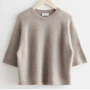 Stickad T-shirt  - Jätte fin populär tröja fårn other stories, kommer inte till använding💗