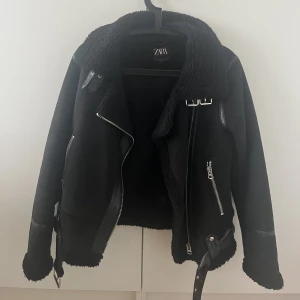 Jacka - Jacka från zara i mockaimitation och med teddy på insida och krage. Köpt på Zara för några år sedan men knappt använd.