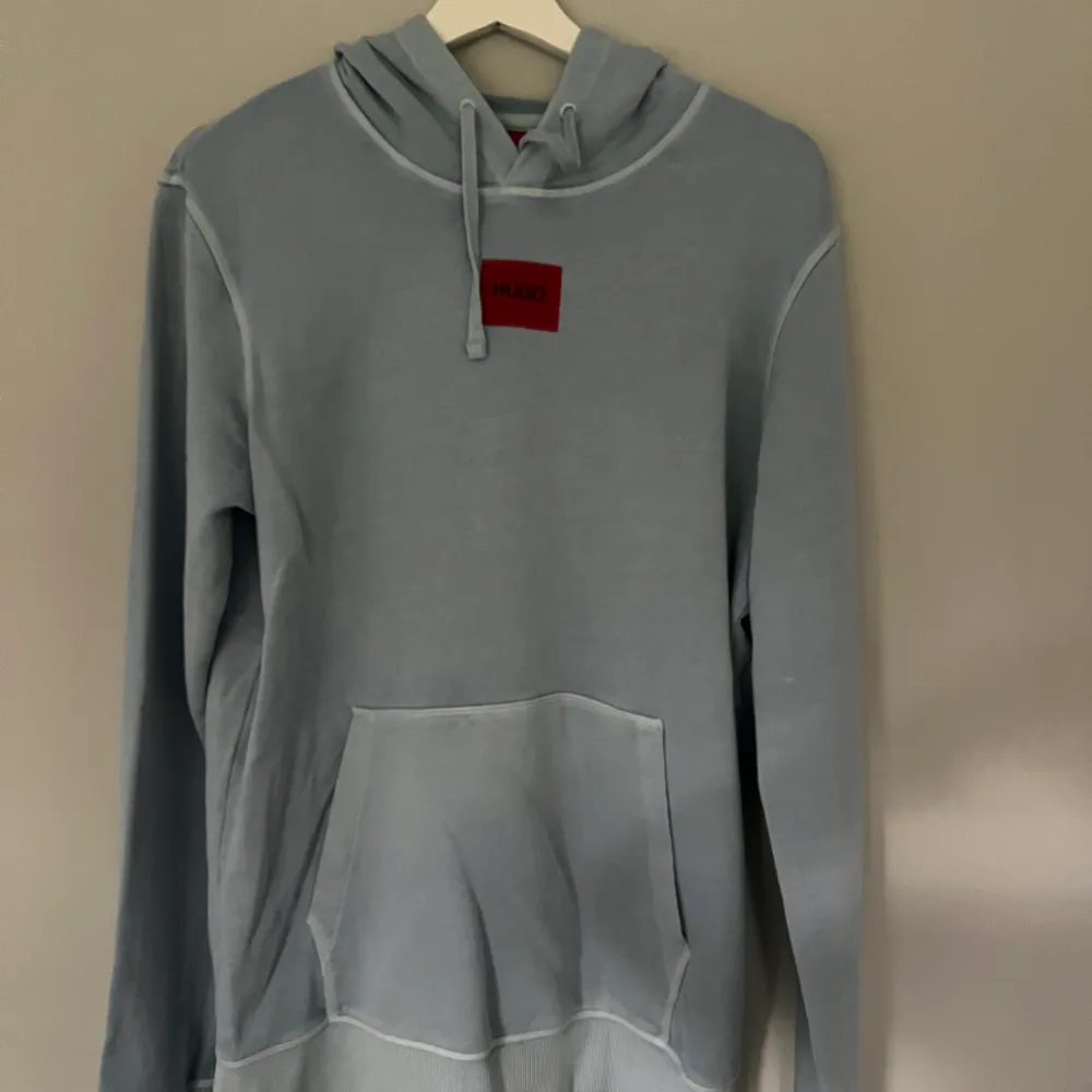 Knappt använd hoodie från Hugo Boss.  Nypris 1250kr Säljs till högst bjudande😊 Storlek S (passar M). Hoodies.