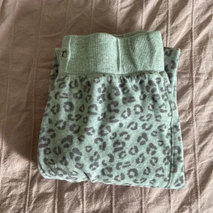 Mjukisbyxor - Ett par mjukisbyxor i grått leopard mönster från Cubus! Super sköna och snygga🩷