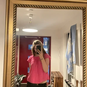 Ralph lauren topp - Säljer min ur gulliga topp från Ralph lauren. Den är aldrig använd och i super bra skik men den kommer aldrig till användning så säljer. Osäker på ny pris gissar runt 1000-2000 kr. Skriv gärna så svarar jag på alla frågor eller skickar fler bilder osv ❤️☺️