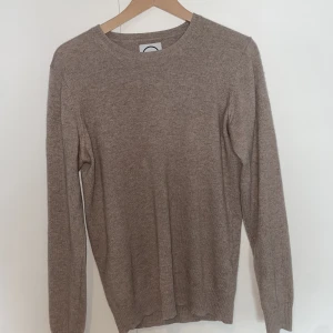 j.lindeberg Kashmirtröja - Superfräsch j.Lindeberg tröja i kashmir. Stl M  Biege