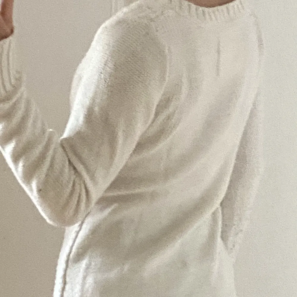 Fin vit stickad tröja som är köpt secondhand. Kommer inte till användning. Är ganska nopprig men inte något som man lägger märket till särskilt mycket 💗💗har även gulliga knappar på ena axeln 🌸 . Stickat.