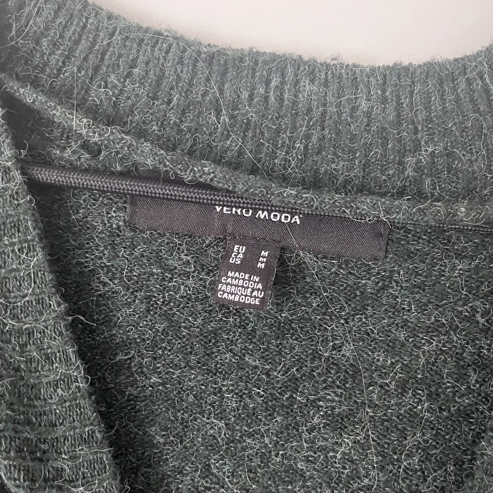 Mörkgrön stickad tröja från Vero Moda. Endast använd en gång så i nyskick och superskön😍💚. Stickat.
