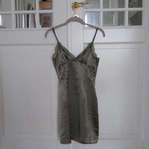 Nattlinne - Säljer detta jättefina nattlinne då det inte kommer till annvändning. Det är ett jätteskönt material, men det är inte stretchigt alls, det kan vara svårt att få på sig det om man har breda axlar. Den är ej använnd. Nyskick