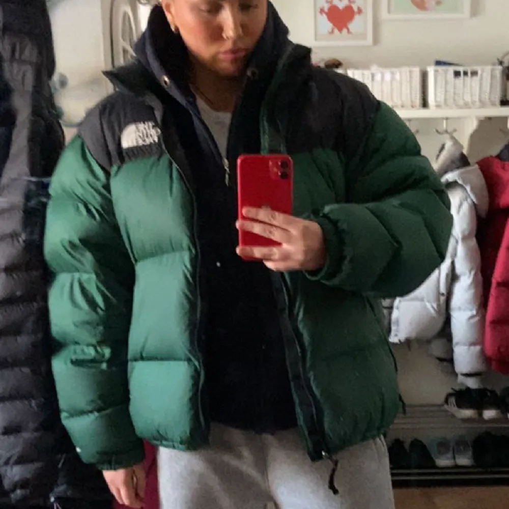 Jättesnygg the north face jacka i strl XL, tvättad någon gång och är därmed bara lite mindre puffy men fortfarande i bra skick. Skriv för fler bilder!. Jackor.